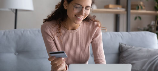 Persona realizando un pago desde el ordenador