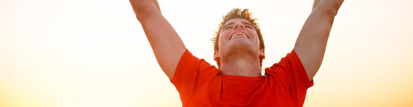 Hombre celebrando con los brazos para arriba