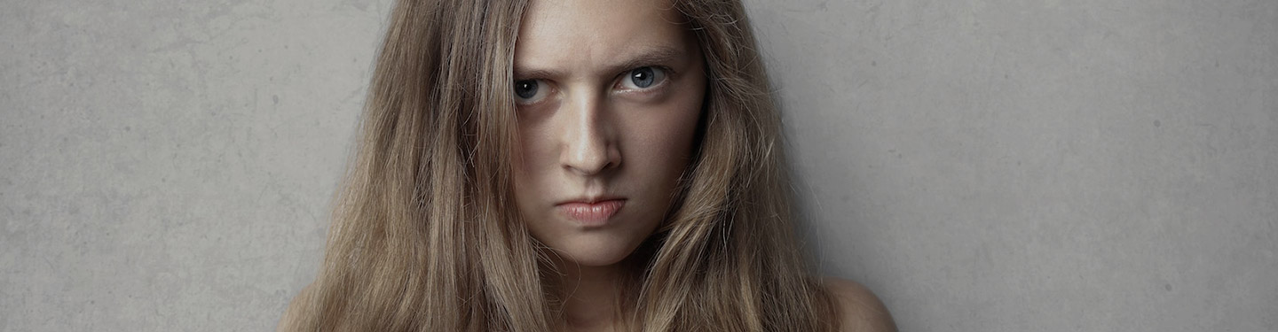 Chica enfadada con sentimiento de ira