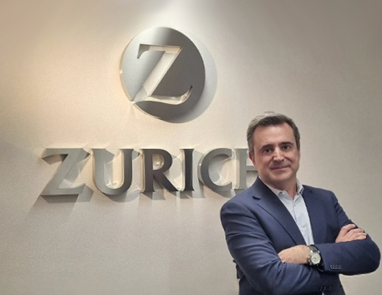 Francisco Lisbona posando con el logo de Zurich