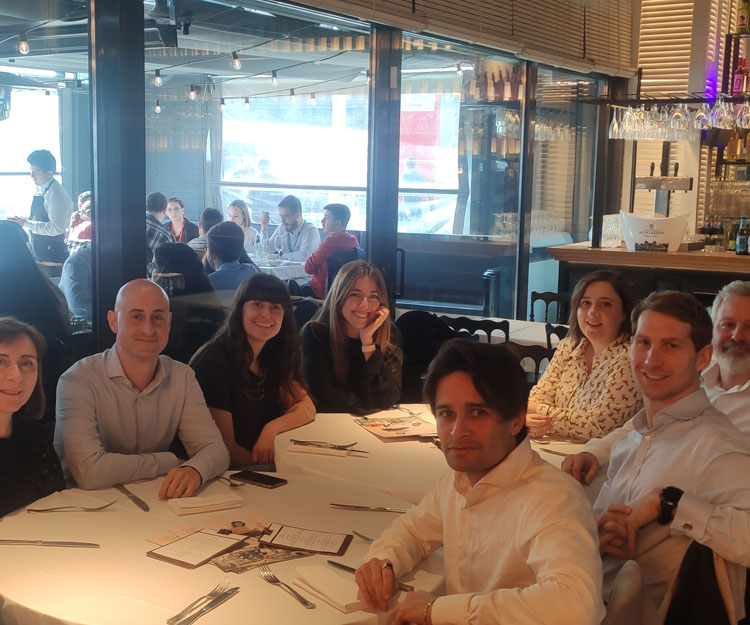 colaboradores Zurich sentados en un restaurante