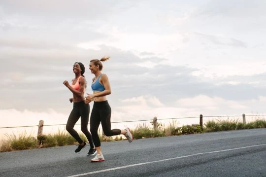 Dos mujeres entrenando