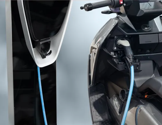 Moto eléctrica cargando