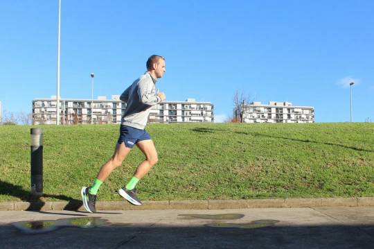 Hombre corriendo por la calle
