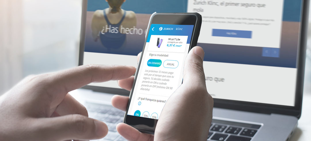 Pantalla del ordenador y del móvil mostrando la página web de Zurich