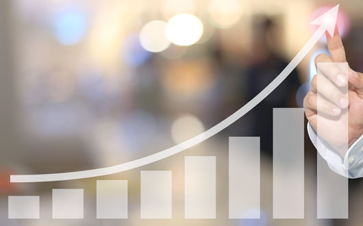 mano indicando la subida en un gráfico