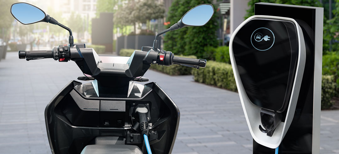 Moto eléctrica cargando